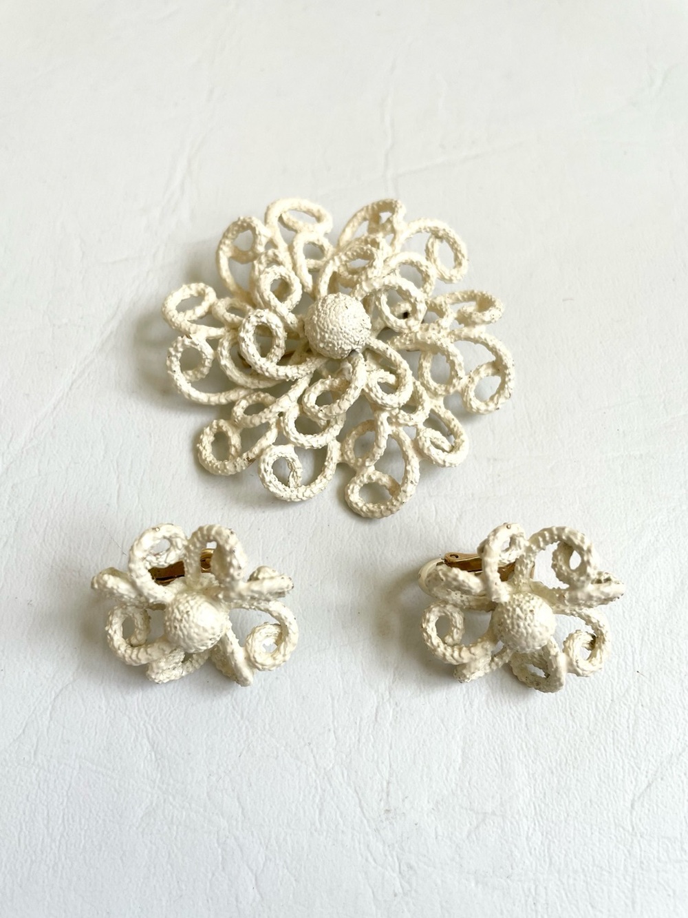VINTAGE SIGNED TRIFARI CORAL DEMI PARURE CLIP ON EARRINGS BROOCH OCTOPUS